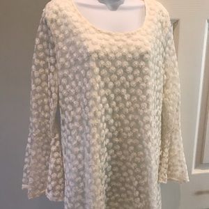 Bell sleeved dress with flower embroidery